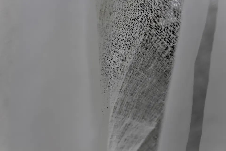 Detail lněného závěsu