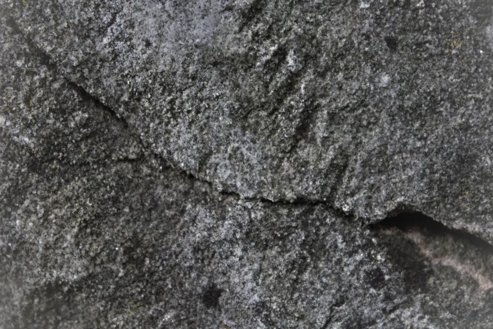 Detail šedého kamene
